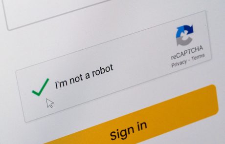 Kaj se zgodi, ko na spletu kliknemo na “Nisem robot”? Mnogi so šokirani …