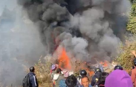 V strmoglavljenju letala v Nepalu najmanj 40 mrtvih