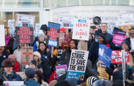 Zdravstvo v Veliki Britaniji se sooča z zgodovinsko krizo: “Delamo 24 ur na dan, lomimo si hrbte in opravljamo delo za tri, plačilo pa je sramotno!”