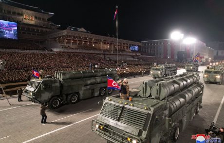 Severna Koreja se je na paradi pohvalila z rekordnim številom balističnih raket