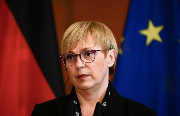 Nataša Pirc Musar presenetila z objavo družinskih fotografij, hkrati pa sporočila žalostno in veselo novico
