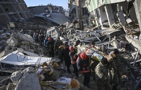 Pod ruševinami so bili ujeti 296 ur: Po potresu v Turčiji rešili še tri preživele, med njimi otroka
