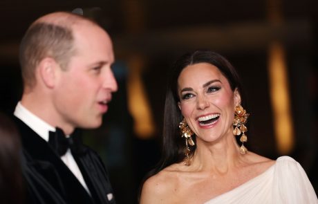 Navihana princesa: Kate Middleton v najbolj elegantni obleki doslej, vsi pa govorijo o njeni neprimerni potezi (VIDEO)