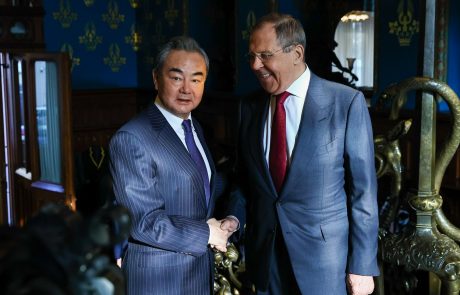 Kitajska poziva Rusijo in Ukrajino k mirovnim pogovorom ter svari pred uporabo jedrskega orožja