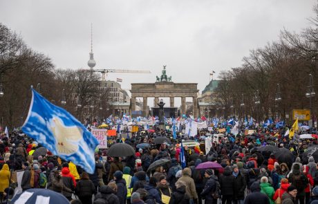 V Berlinu množični shod za mirovna pogajanja o Ukrajini