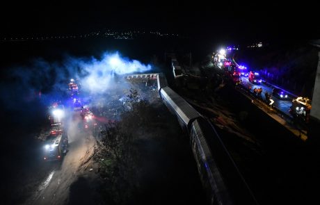 V trčenju potniškega in tovornega vlaka v Grčiji umrlo najmanj 32 ljudi