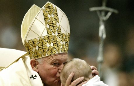 Poljaki nočejo slišati, da je papež Janez Pavel II. prikrival pedofilijo