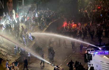Netanjahujeva poteza sprožila množične proteste, razjarjeni Izraelci prebili cestno zaporo v bližini premierjeve rezidence