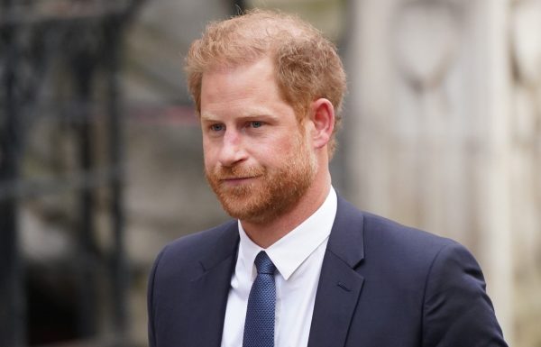 Princ Harry presenetil: Nepričakovano se je pojavil na londonskem sodišču