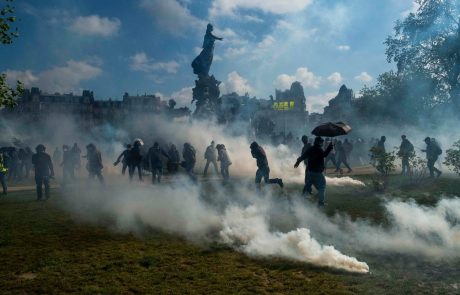 V nasilju na protestih v Franciji poškodovanih več kot sto policistov