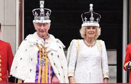 Kralj Karel in kraljica Camilla v sprevodu nazaj v Buckinghamsko palačo