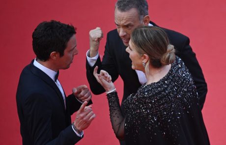 Take prizore z rdeče preproge se ne pozabi: Tom Hanks je popolnoma izgubil živce, rjovel, mahal …