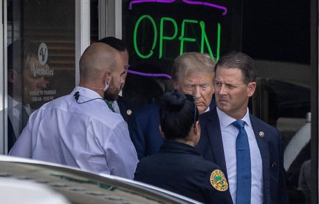 Trump se je predal sodišču na Floridi, protesti podpornikov zaenkrat mirni