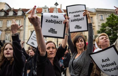 Na Poljskem protesti proti zakonodaji, ki ženske obsoja na smrt