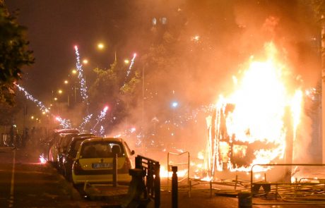 Po tretji noči nemirov v Franciji več kot 660 aretiranih, Macron sklical nov krizni sestanek