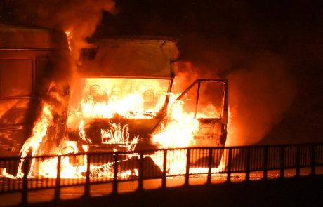 V Franciji spet gori: Nasilni protesti izbruhnili po tem, ko je policist ustrelil 17-letnika med kontrolo prometa