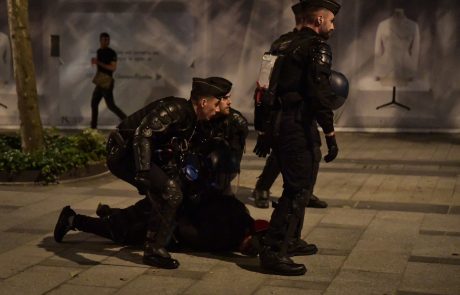 Peto noč nemirov v Franciji: aretirali več kot 480 ljudi