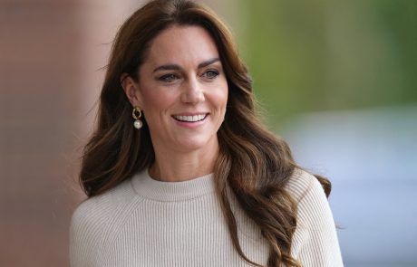 TOP zvezdniški stajling, ki ga bomo z veseljem kopirale: Kate Middleton v pletenem kompletu