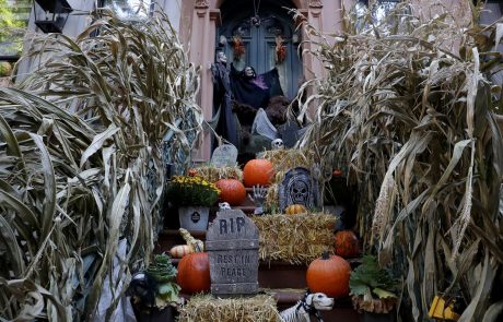 V New Yorku so ljudje že začeli okraševati svoje domove za Halloween: Tukaj je nekaj najbolj strašljivih in izvirnih (foto)