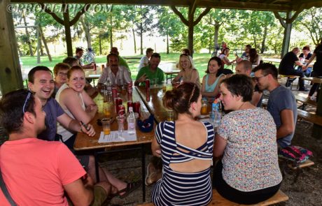 Tradicionalni ribiški piknik postregel z zabavo in ribjimi dobrotami