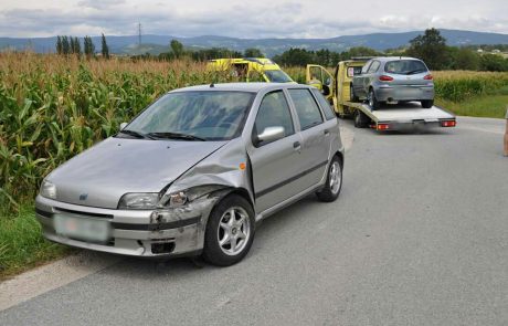 FOTO: V prometni nesreči osebnega vozila in vozila vlečne službe ena oseba poškodovana