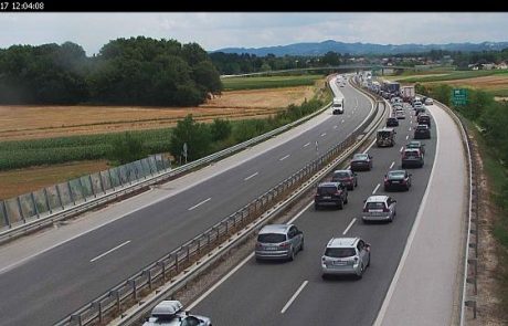 FOTO: Proti meji se vije večkilometrska kolona, čakali boste več ur