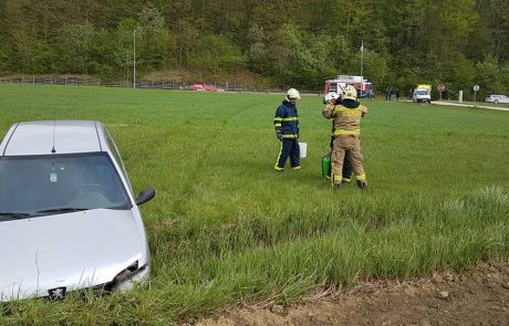 Z vozilom s cestišča, poškodovanega so rešili gasilci