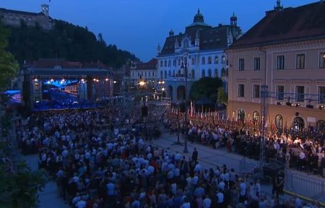 V Ljubljani poteka osrednja proslava ob dnevu državnosti. V ospredju spet zastave z rdečo zvezdo.