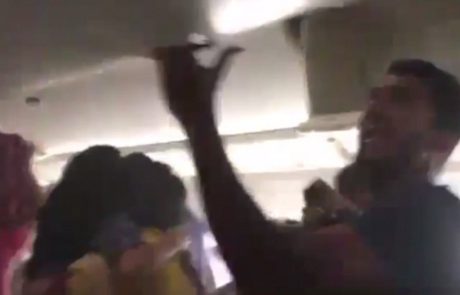 Kaos v letalu in sramotno vedenje nekaterih potnikov ob evakuaciji v Dubaju (video)