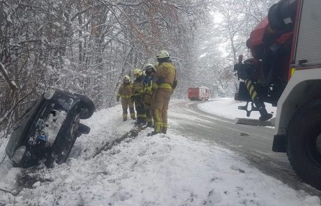 FOTO: Voznica iz ceste v jarek in na bok