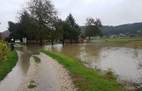 FOTO: Tako je voda zalivala hiše, vreme se umirja