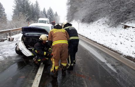 FOTO: Prometna nesreča na glavni cesti, voznica poškodovana