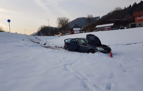 FOTO: Z avtomobilom zletel iz krožišča, dve osebi poškodovani