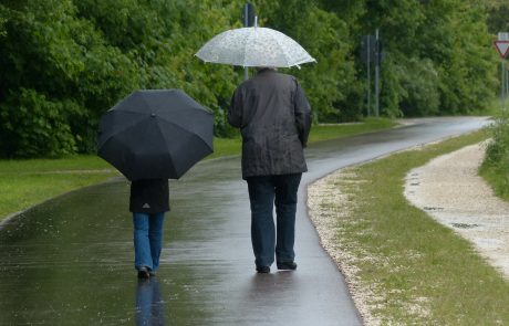 Ohladilo se bo, občasno bo padal dež