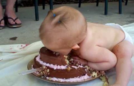 Reakcija dojenčice, ki je svojo prvo rojstnodnevno torto, je neprecenljiva! (video)