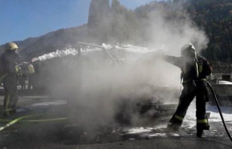 Na glavni cesti se je v plamenih znašel kombi