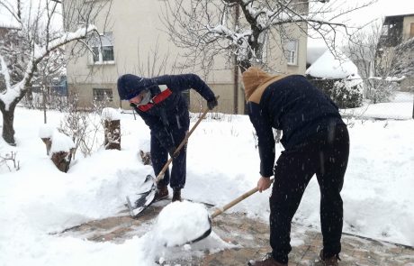 FOTO: Študenti ponovno z lopato na pomoč starejšim občanom Maribora