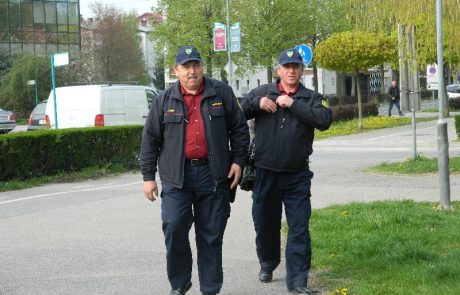 Danes o tem, ali bodo redarji lahko uporabljali solzivec