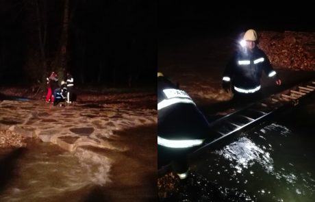 FOTO: Gasilci rešili ujeti osebi iz avtomobila v narasli Dravi