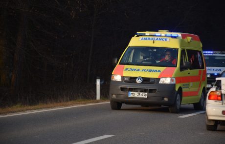 Žensko, ki je padla v jarek, poškodovano prepeljali v bolnišnico