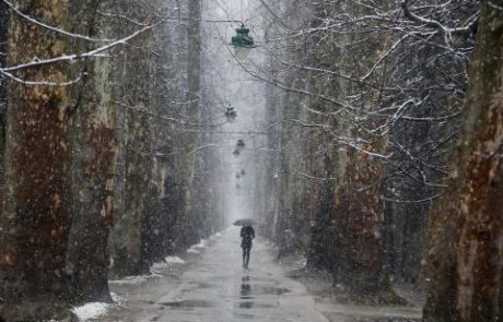 Vremenoslovci: Ciklon se bo poglobil, po nižinah bo padal moker sneg