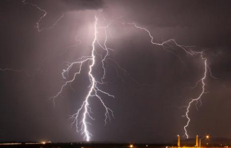 Kakšna noč: strela udarila trikrat, veter odkrival strehe