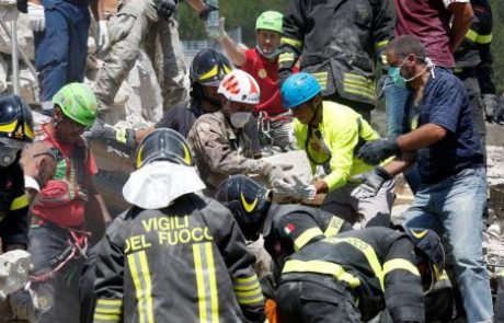 FOTO: Grozljivka v Italiji: 73 žrtev, več sto ranjenih in pogrešanih, tla se še tresejo