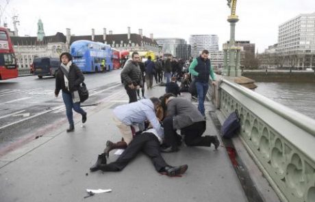 VIDEO: Posnetek terorja v Londonu: manijak divjal, ženska z mostu v Temzo