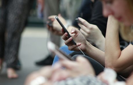 Kaj počnemo, ko imamo pet minut časa? Telefon je povsem spremenil naš prosti čas