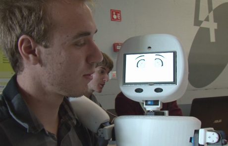 VIDEO: V Mariboru učenci, dijaki in študenti merijo znanje iz robotike