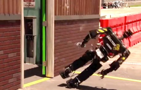 Tudi roboti kdaj padejo na rit, ko se učijo hoditi (video)
