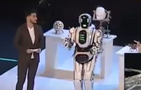 Napredni robot v resnici le moški v kostumu