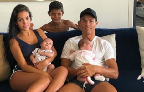 Ronaldo objavil družinsko fotografijo, oboževalci so ga napadli z bizarnimi komentarji na njegove noge