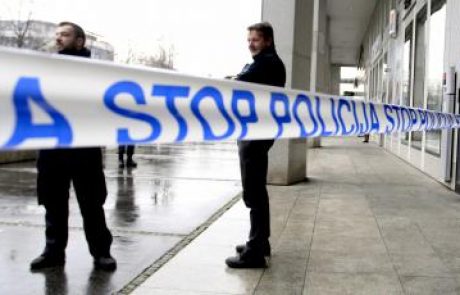 FOTO: Policija obkolila banko, iščejo eno osebo